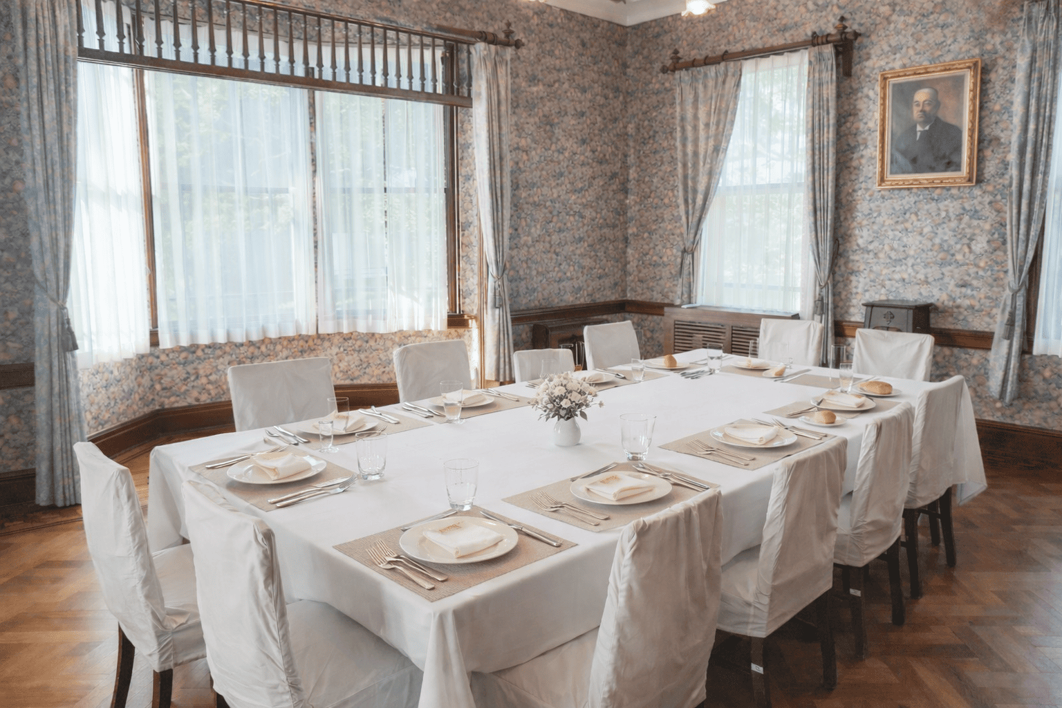 豊門会館の和洋折衷の会食会場（文化財の格式ある室内空間）