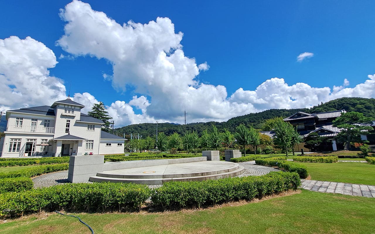 豊門公園の歴史的建築と庭園の風景
