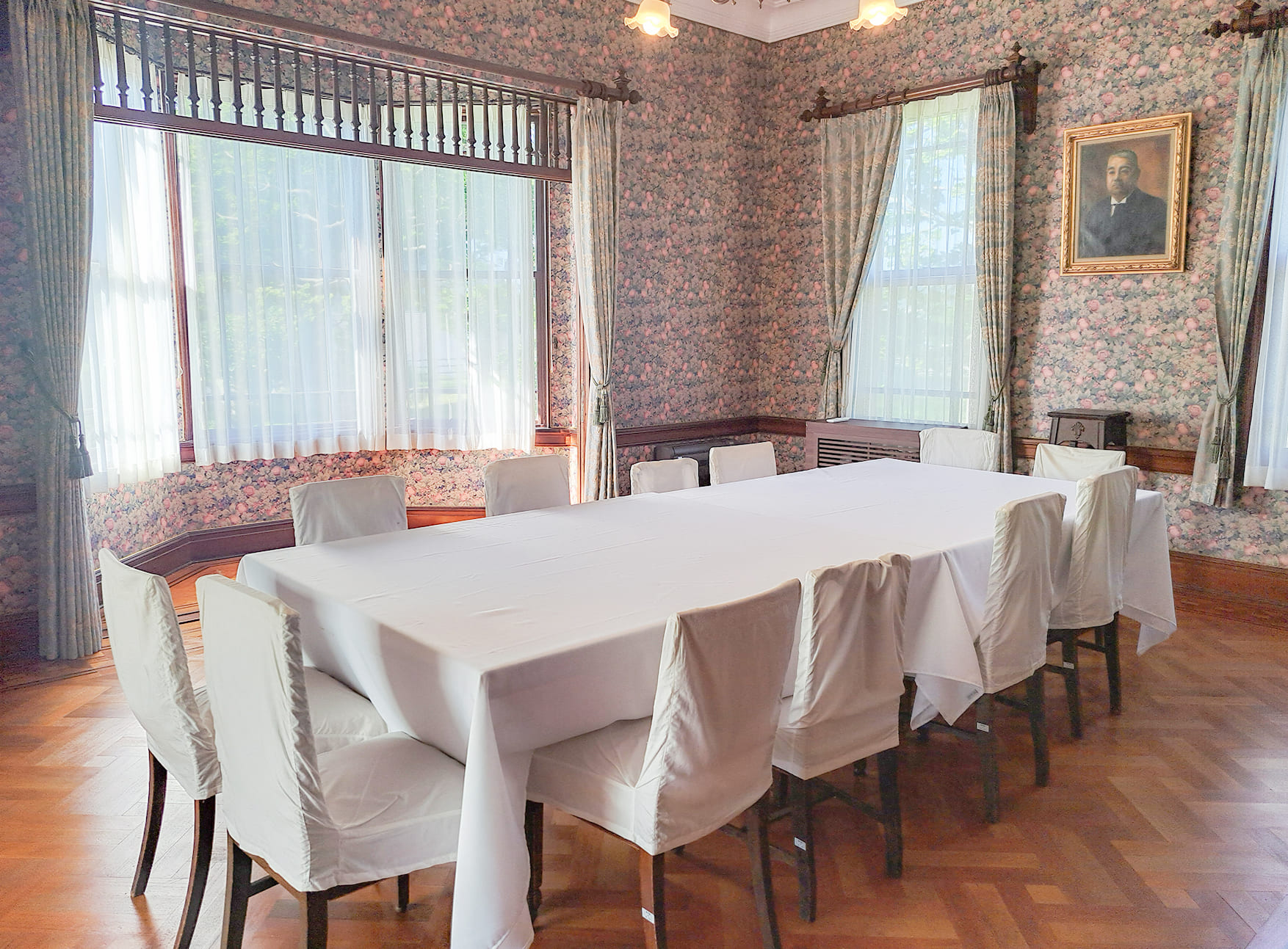 豊門会館の洋間（会食や撮影に利用されるクラシックな室内空間）