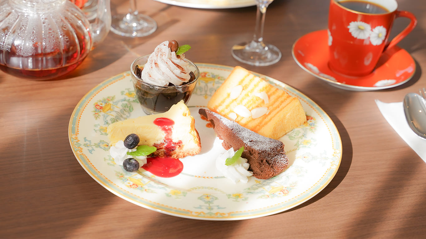 アフタヌーンスイーツプランのスイーツ盛り合わせ