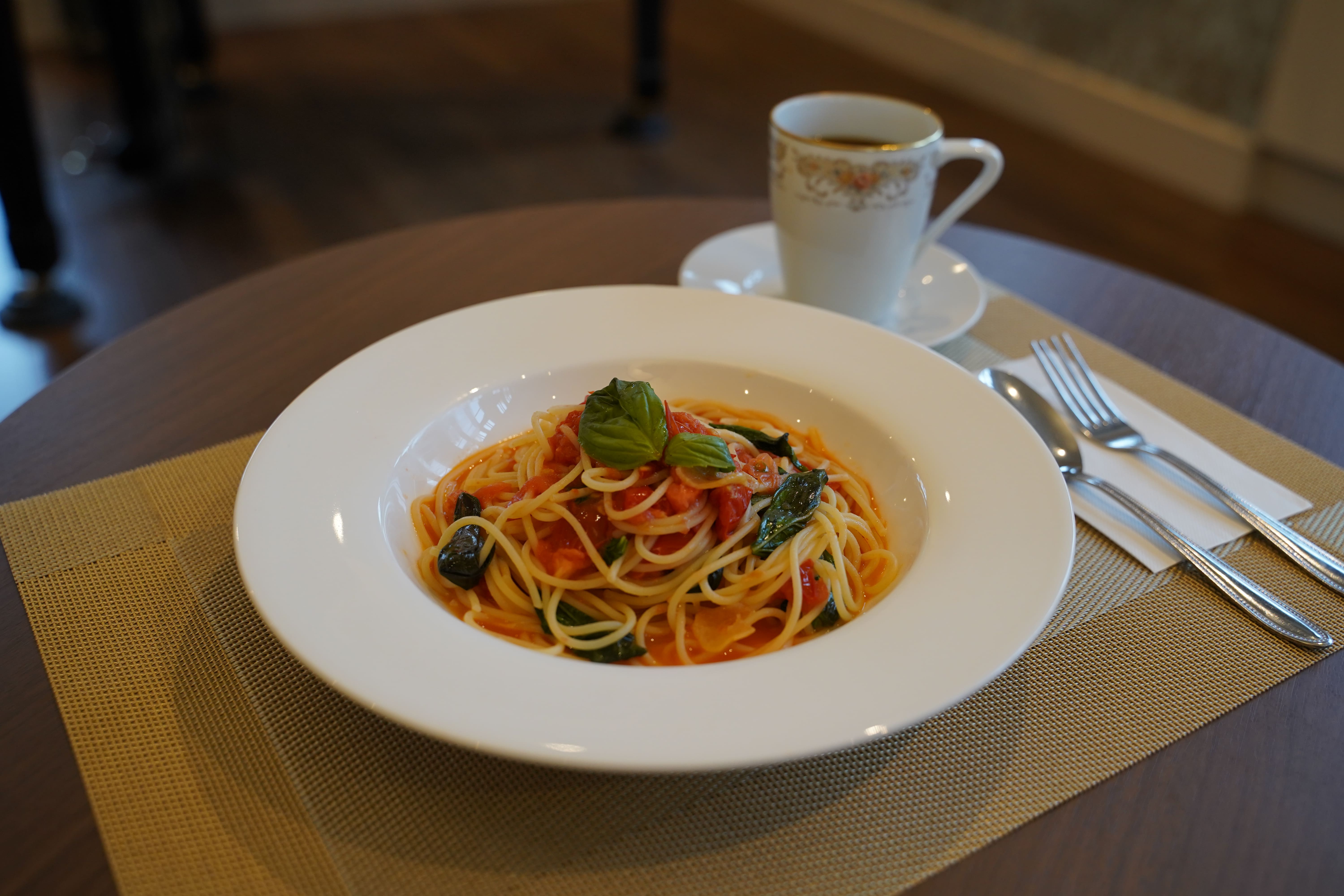 豊門カフェのランチの例(パスタ＋サラダ＋ドリンクで1,500円～)