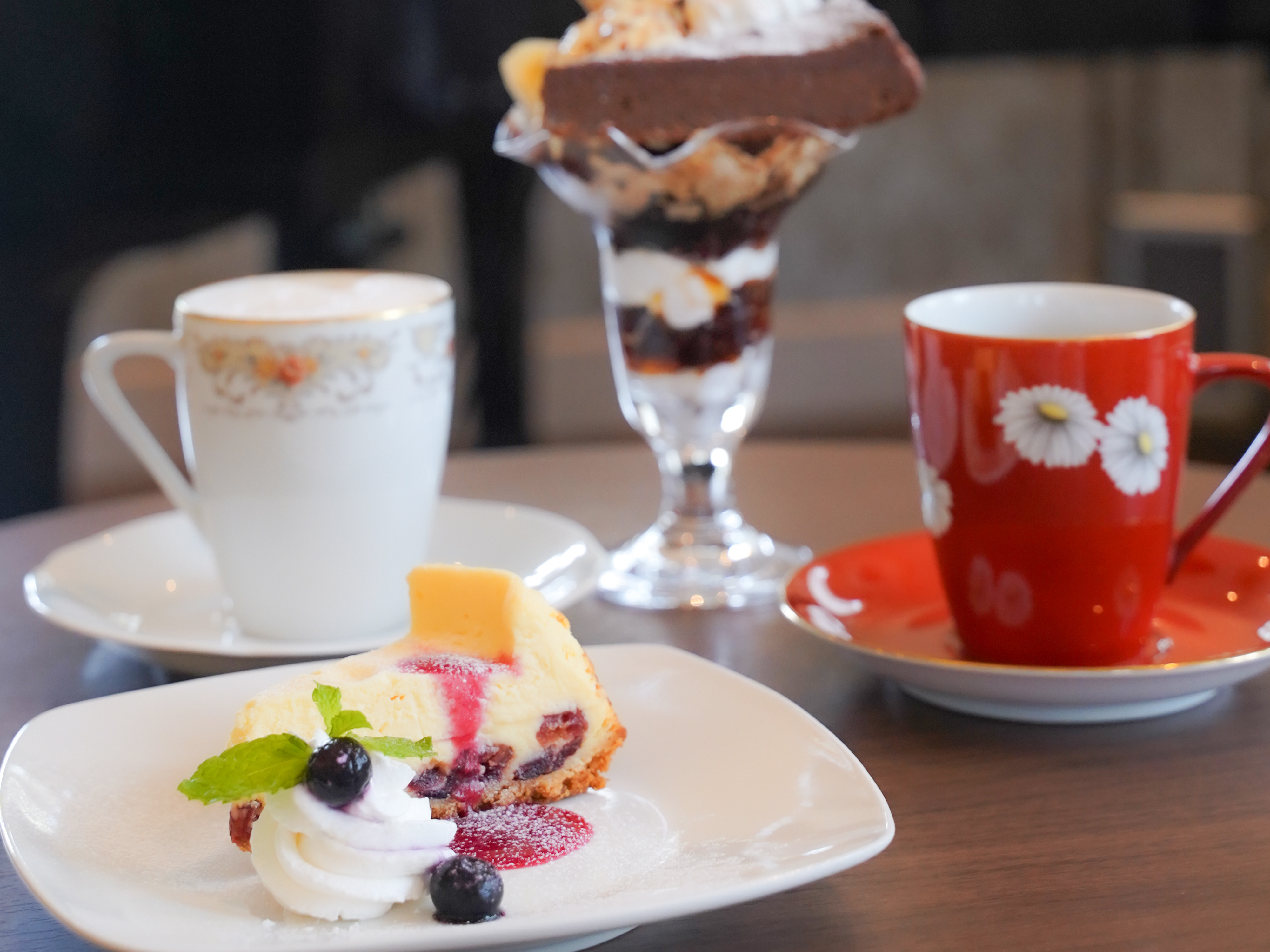 豊門カフェのケーキとパフェ、ドリンクのスイーツセット